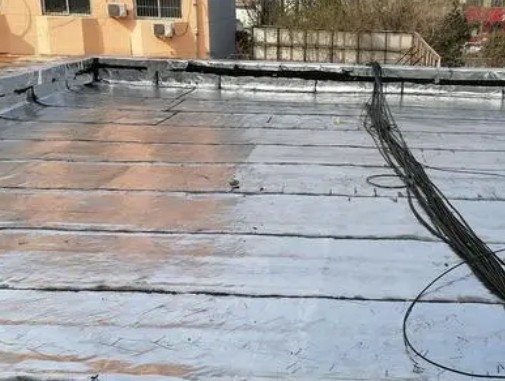 南充卫生间漏水维修公司分享下南充屋面楼顶防水刚性防水层施工要点。
